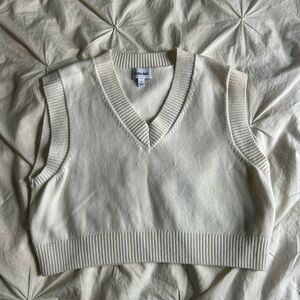 Sunday Aritzia Sleeveless White Sweater Vest Size Small